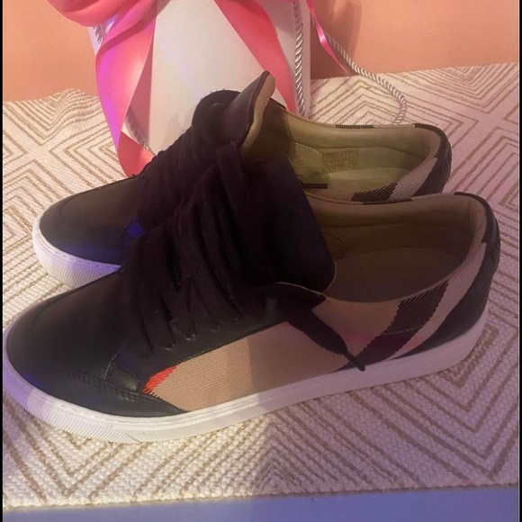 Thy are small on me - Picture 2 of 2